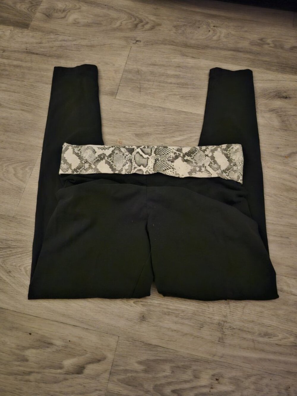 Victoria's Secret PINK Fold Over Waistband Yoga Pants Size Medium Snakeskin Gray